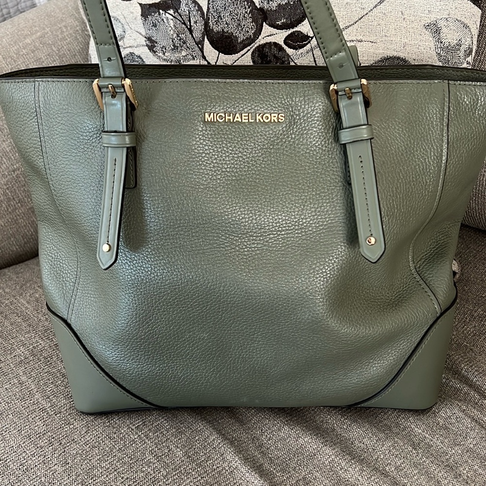 Michael Kors purse. Good condition.